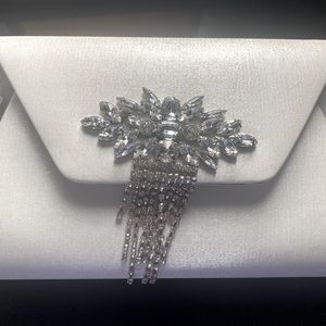 Sylver hand bag with clear stone broche, brand new.